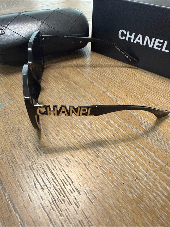CHANEL Black Oversized Square Women\'s Sunglasses main image 8